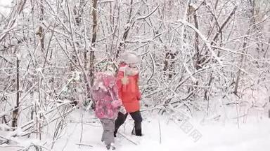 疲惫的孩子们从一片白雪覆盖的森林里出来。 孩子们找到<strong>回家</strong>的<strong>路</strong>
